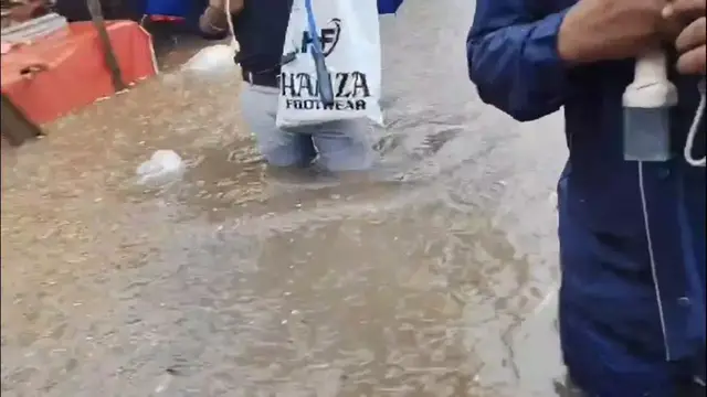 Video thumbnail for India: Waist-Deep Water Submerges Roads in Bhiwandi as Heavy Rain Batters Thane District.