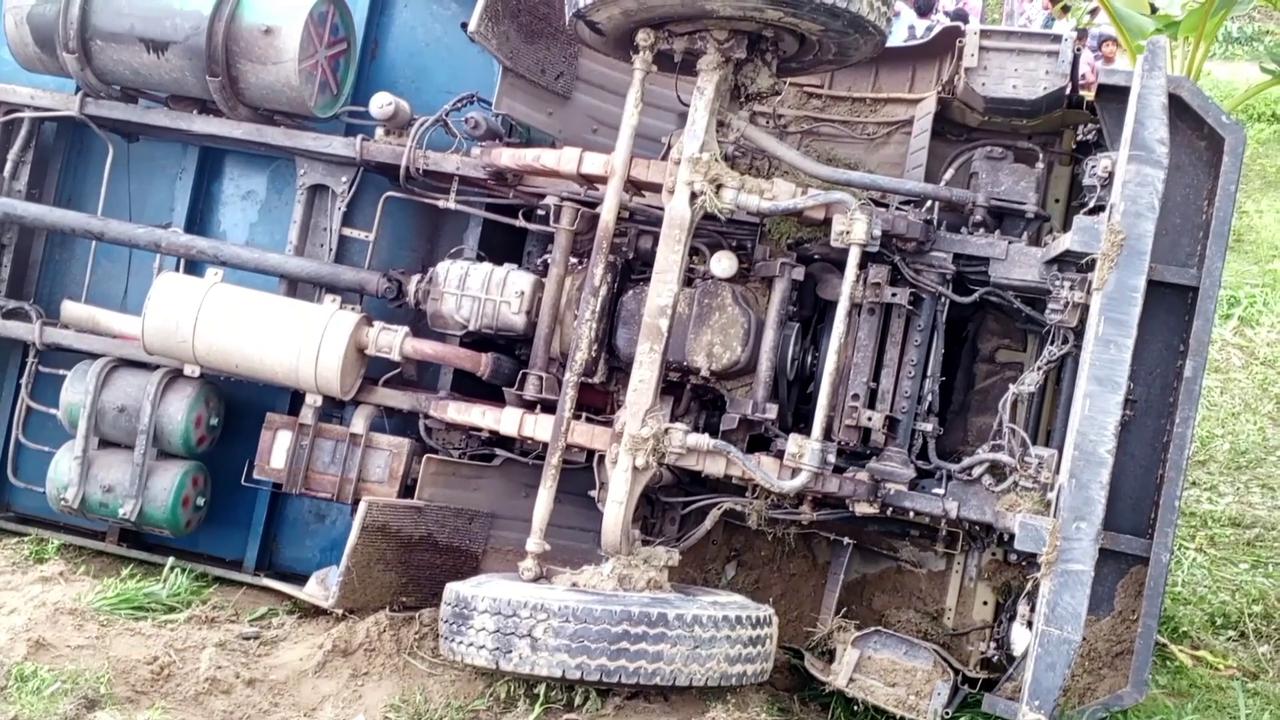 Video thumbnail for Bangladesh: Truck accident kills 15 in Tangail district.