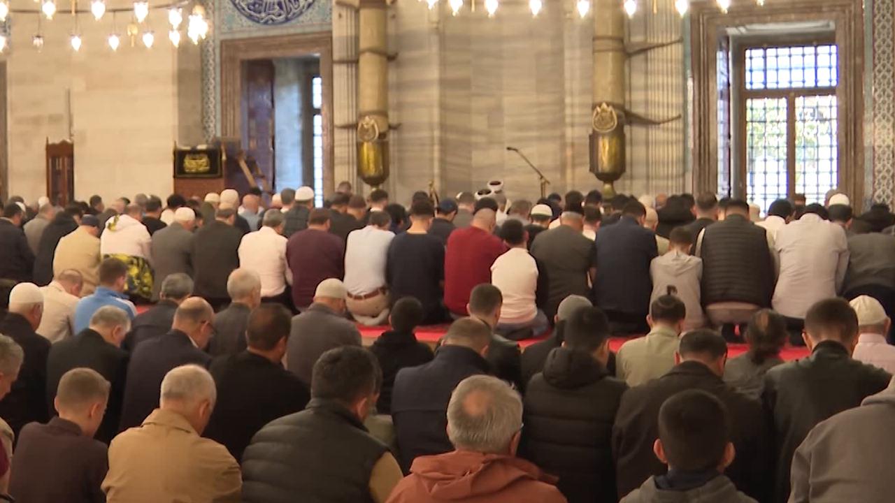 Video thumbnail for Türkiye: Istanbul mosques draw large crowds for Eid al-Adha prayer.