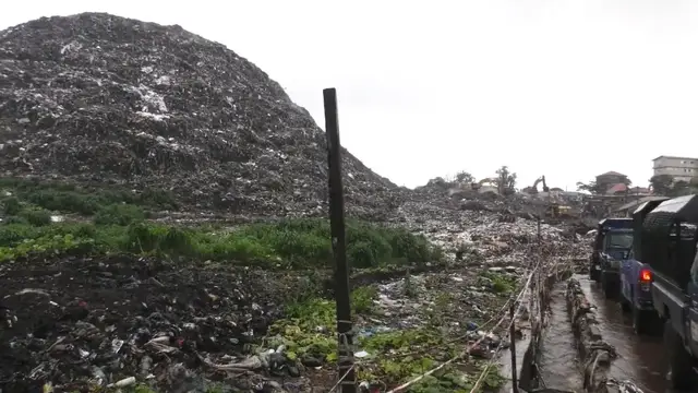 Video thumbnail for Guinea: Guinea rubbish dump landslide kills 35 with rescue operations still underway.