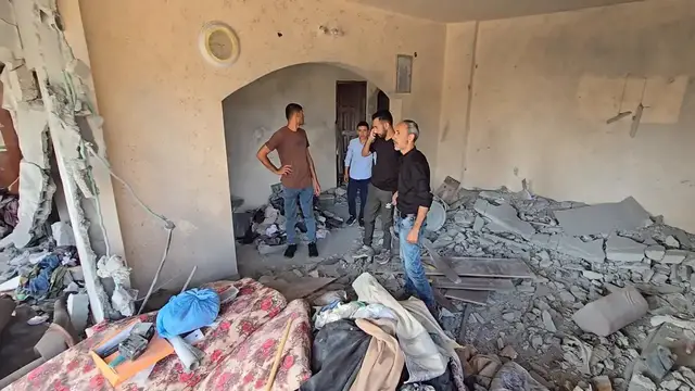 Video thumbnail for Israeli strike destroys home in Deir al-Balah, killing Palestinian couple.