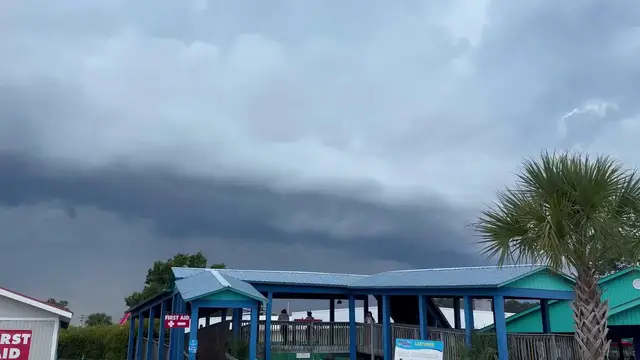 Video thumbnail for US: Massive Shelf Cloud Looms Over Myrtle Beach Waterpark.