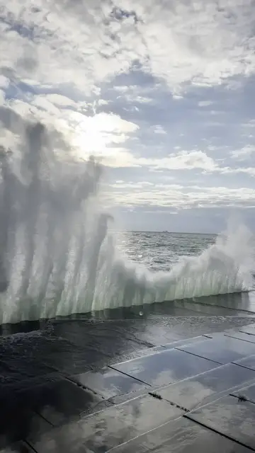 Video thumbnail for Storm Waves Exploding over the Chicago Lakefront