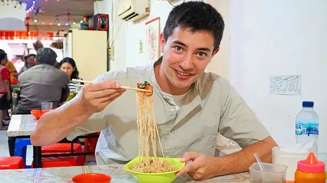 'Video thumbnail for Indonesian Street Food in Jakarta - FIRE DUMPLINGS in Chinatown (Glodok) + BEST Chinese Street Food'