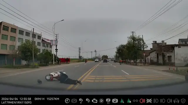 Video thumbnail for Scooter Wipeout on Jiangxi Highway!