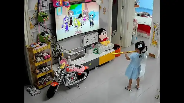 Video thumbnail for Girl Breaks TV Screen While Playing with Stick in Shandong