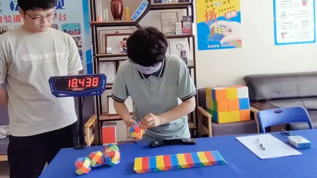 Video thumbnail for Fastest time to solve 10 rotating puzzle snakes into balls (blindfolded) - 40.96 seconds by Sun Hongmei