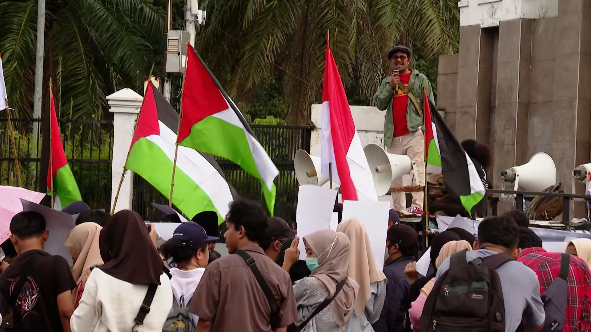Video thumbnail for Indonesians protest Iran war, pressure president over US ties