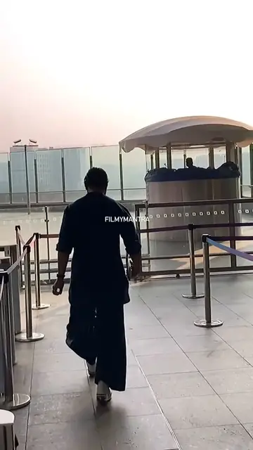'Video thumbnail for Nawab Saif Ali Khan spotted at Mumbaing international Airport'