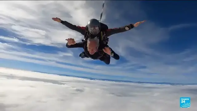 Video thumbnail for 100-year-old Frenchman breaks skydive record with family