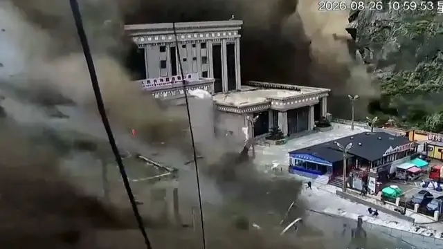 Video thumbnail for CCTV captures terrifying mudslide engulfing Nepal-China border