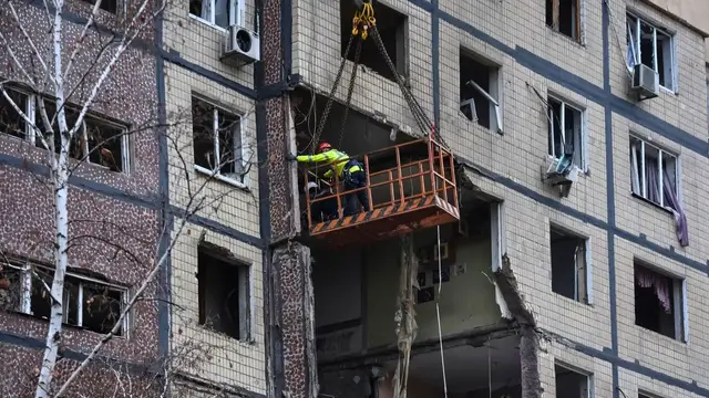 Video thumbnail for Deaths, injuries after Russia hits residential and energy sites in Ukraine