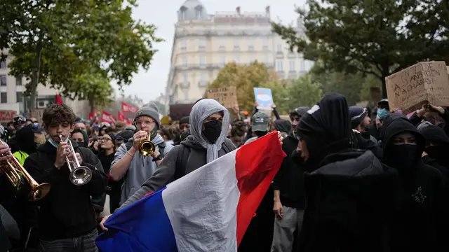Video thumbnail for Emmanuel Macron addresses France after 2,000 arrested during huge day of protests 
