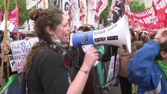 Video thumbnail for Argentina protests: Students rally against Milei’s university funding cuts