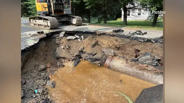 Video thumbnail for 'Driveways were sinking.' Emergency overnight work to repair two water main breaks in Stratford