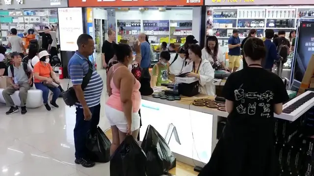 Video thumbnail for China: China further streamlines departure tax refund services.