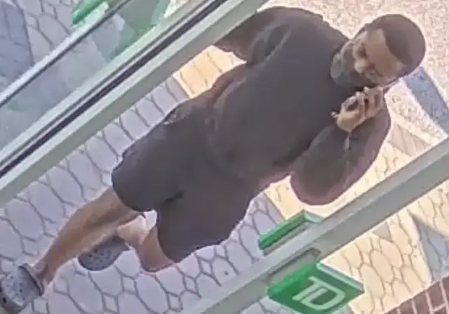 Video thumbnail for Police search for man who stole $4,200 from Ridge senior citizen
