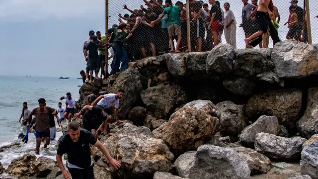 Video thumbnail for Ceuta border crisis: More migrants crossed into the Spanish territory