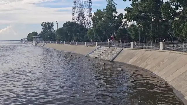 Video thumbnail for Russia: Khabarovsk embankment flooded due to Amur River rise.