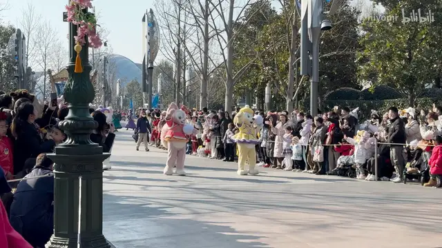 Video thumbnail for 【上海迪士尼】迪士尼奇幻冬日巡游（日间版）（VIP区域拍摄）