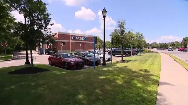 Video thumbnail for Man wanted for robbing Chase Bank in Smithtown