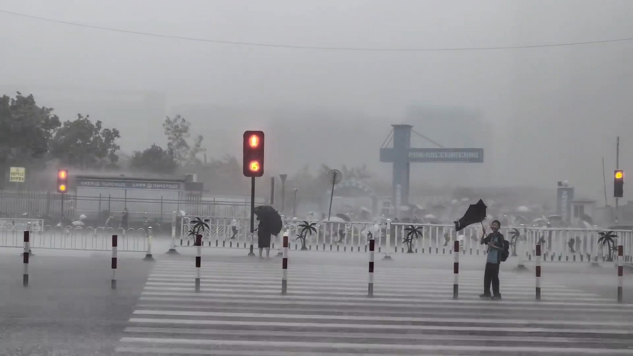 Video thumbnail for Boy Battles Fierce Storm While Crossing Street in Guangxi