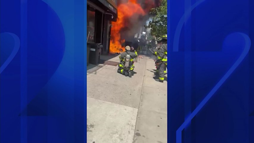 Video thumbnail for FDNY: 3 people, including 2 firefighters, injured in Borough Park fire
