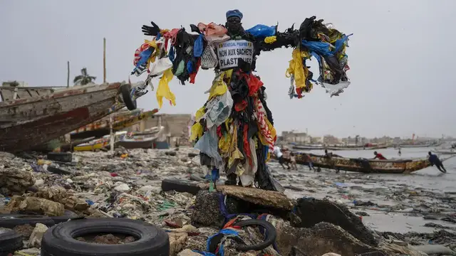Video thumbnail for Senegal's 'plastic man' helps raise awareness about plastic pollution