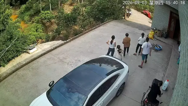 Video thumbnail for Electric Tricycle Loses Steering and Enters Roadside Ditch in Sichuan