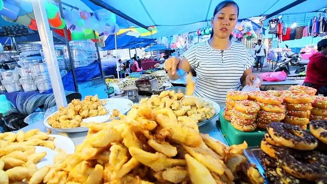 'Video thumbnail for Indonesian Street Food - CRAZY BALI NIGHT MARKET | BEST Street Food in Bali + BABI GULING Indonesia'