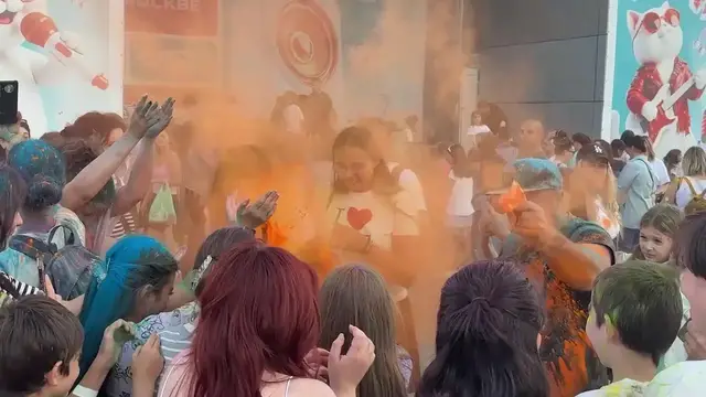 Video thumbnail for Russia: Holi festival of colours in Moscow.