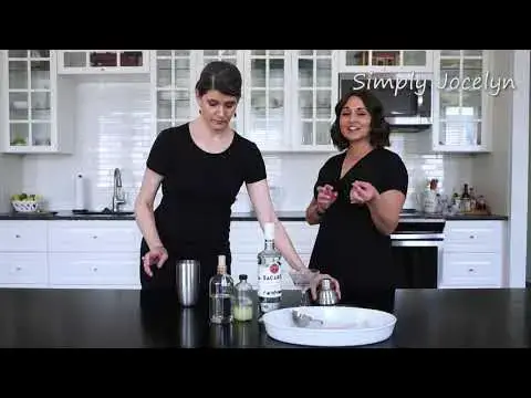 Video thumbnail for How to Make a Classic Daiquiri - Drinks with Jocelyn