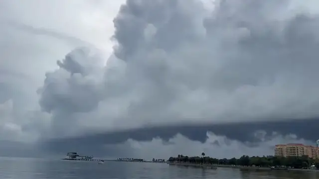 Video thumbnail for US: Massive Shelf Cloud Captured Over Florida’s Tampa Bay Area.
