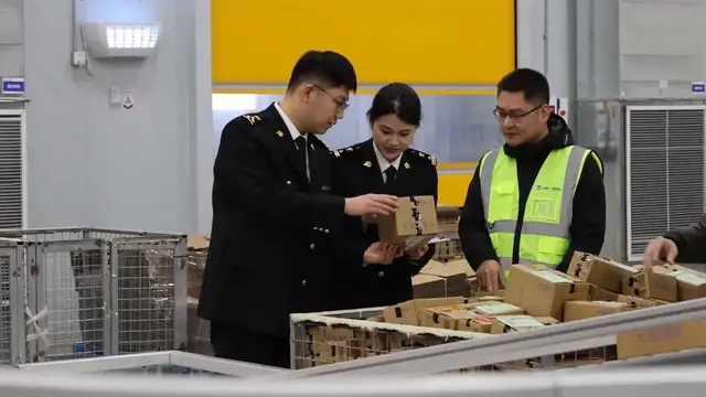 Video thumbnail for China: Beijing airports see robust growth in foreign trade in H1.