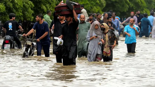 'Video thumbnail for Northern Pakistan flooding: Rescuers search as death toll nears 400'