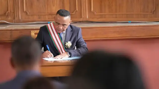 'Video thumbnail for Madagascar: Colonel who seized power sworn in as president'