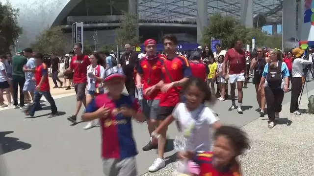 Video thumbnail for US: Spanish fans celebrate World Cup quarterfinal victory over Belgium in Los Angeles.