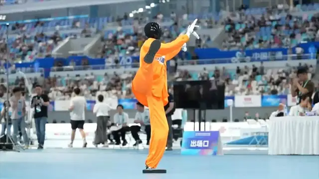 Video thumbnail for China: Robots flex their muscles at World Humanoid Robot Games in Beijing.