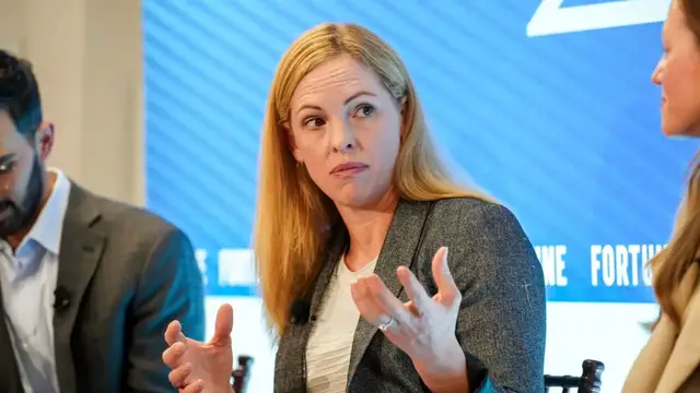 Video thumbnail for How many hours do C-suite execs expect their employees to work?