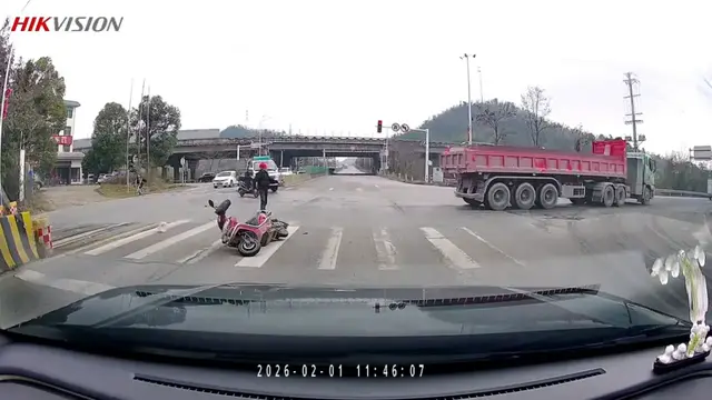 Video thumbnail for Motorcyclist Hit by Truck and Falls Again in Hunan