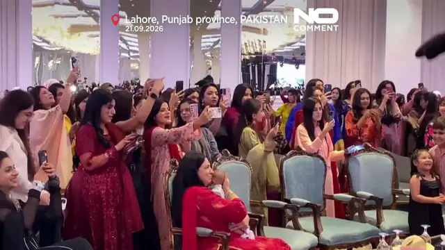 Video thumbnail for Giant dancing gorilla becomes hit at Lahore university event