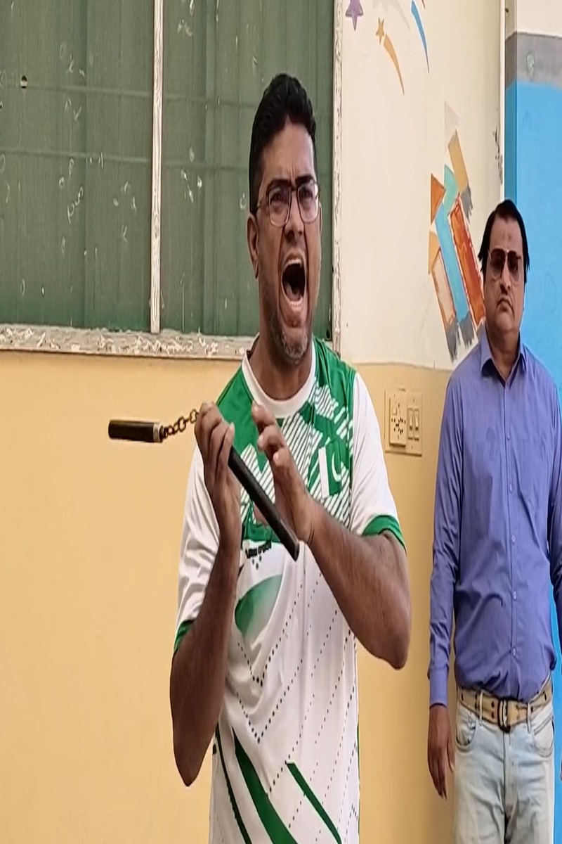 Video thumbnail for Muhammad Rashid Most Nunchaku Behind-the-Neck Passes in One Minute