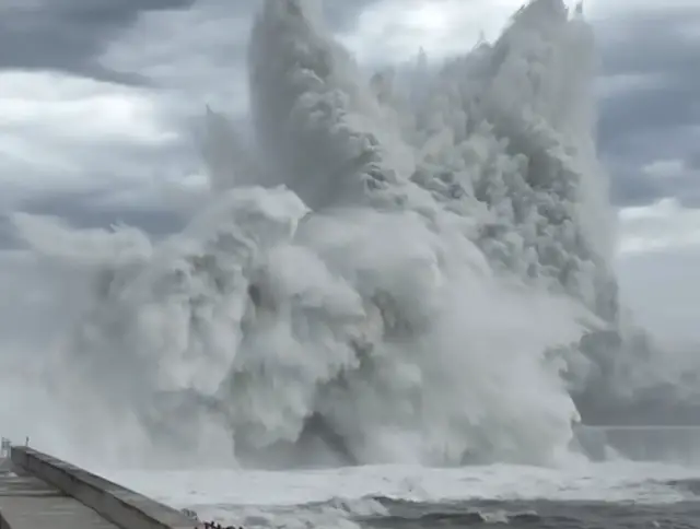 Video thumbnail for Typhoon Champi unleashes huge waves along Taiwan’s coast