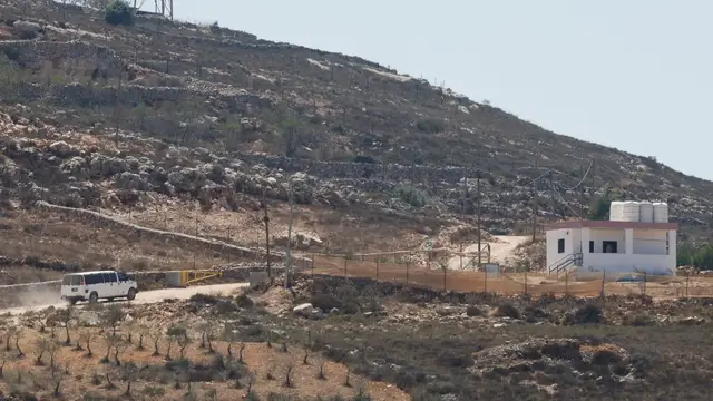Video thumbnail for Israeli forces install new roadblocks around besieged homes in Qusra