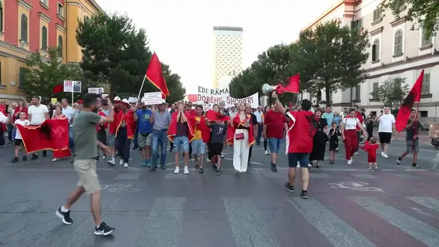 Video thumbnail for Albania: Albanians continue to protest against Zvernec tourism project.