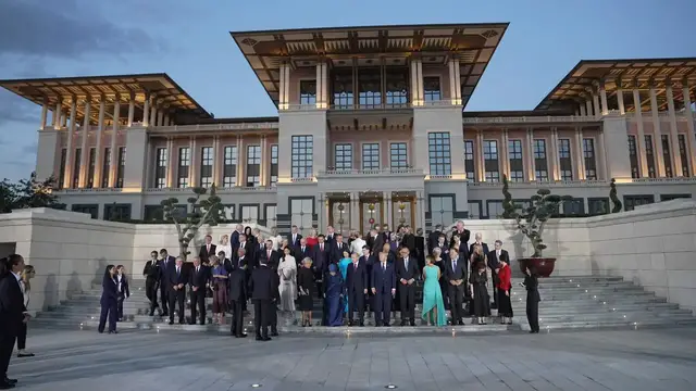 Video thumbnail for Türkiye: Turkish President Erdogan, NATO leaders pose for family photo in Ankara.