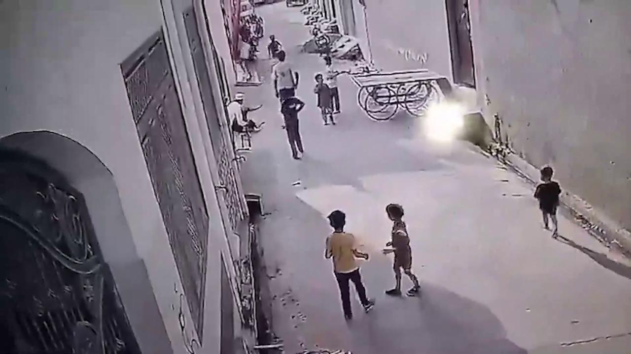 Video thumbnail for India: Joyful playtime turns horrific as 6-year-old boy gets trapped between handcart, narrow wall space.