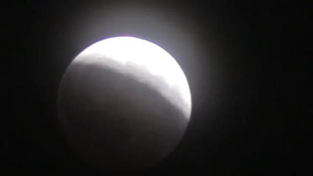 Video thumbnail for US: A total solar eclipse is seen in the Orlando.