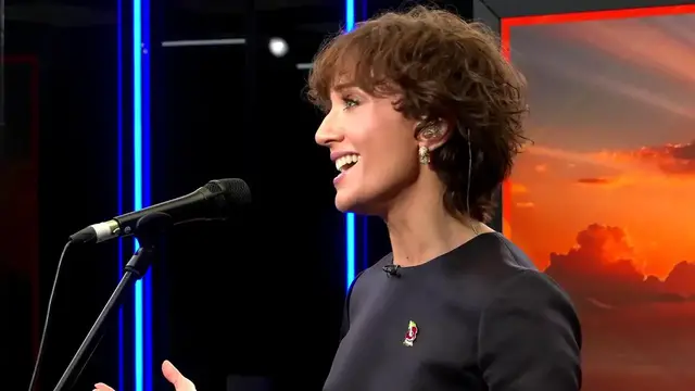 'Video thumbnail for WATCH: Classical singer Carly Paoli gives heartfelt tribute to veterans on Armistice Day'