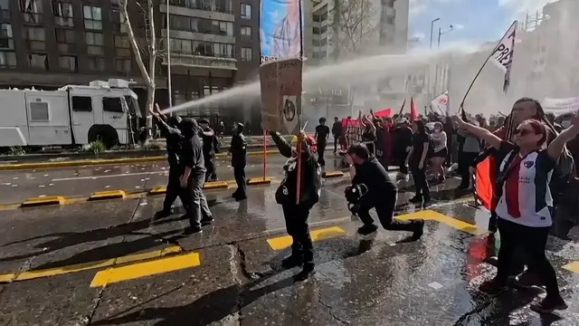 Video thumbnail for Chile police and protesters clash outside far-right forum